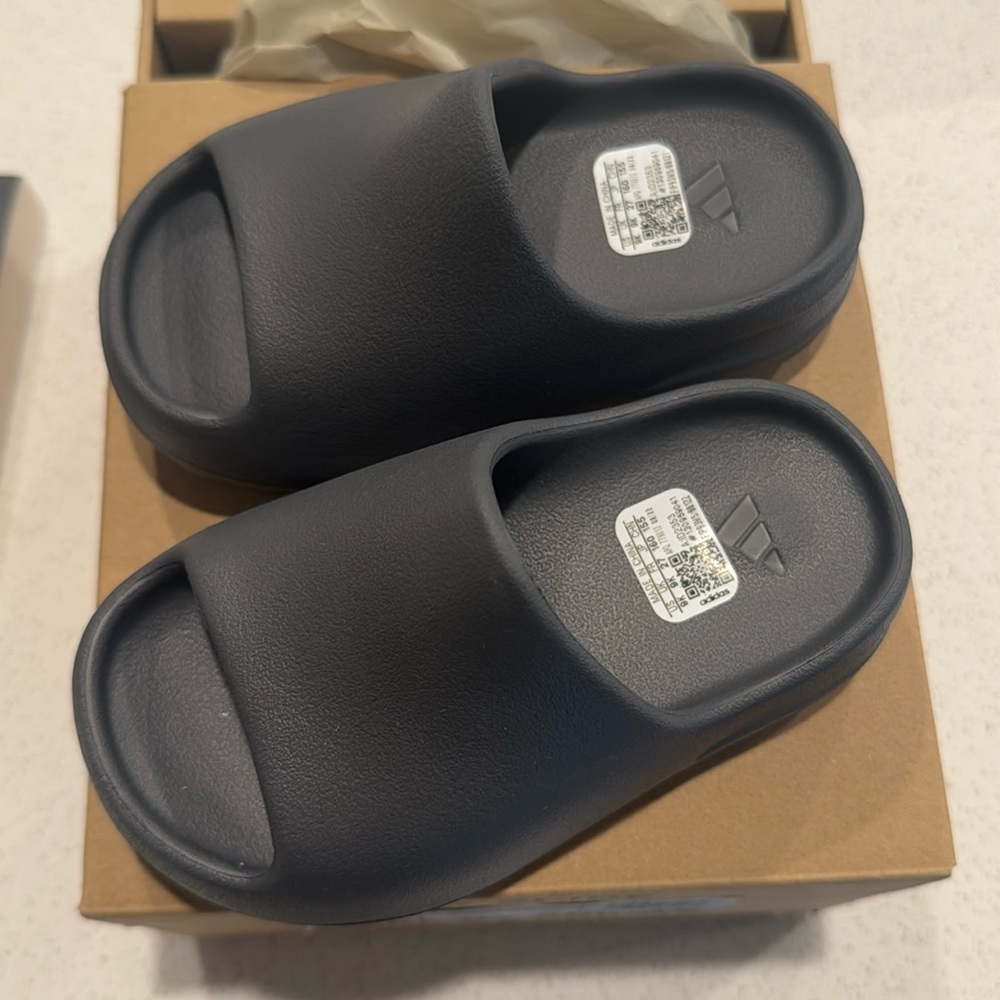 Adidas YEEZY slides kids US9K slate gray BRAND NEW